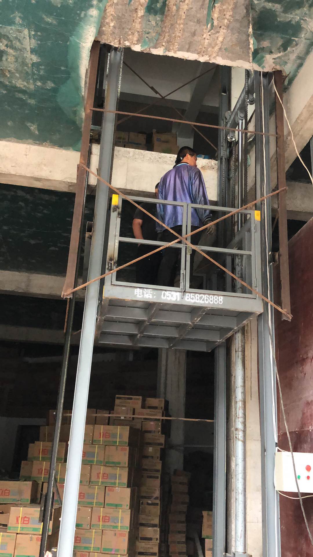 贵州平塘2吨导轨升降货梯安装完毕
